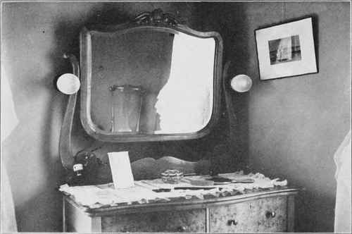 GOOD METHOD OF LIGHTING UP A DRESSER.