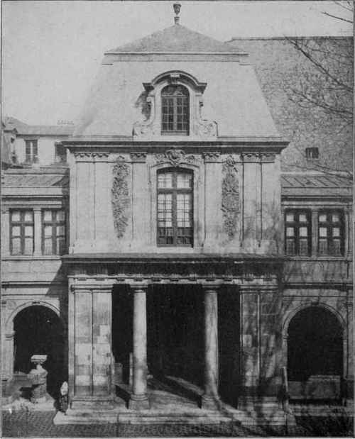 PAVILION IN COURTYARD OF THE MUSEE CARNAVALET. PARIS, FRANCE