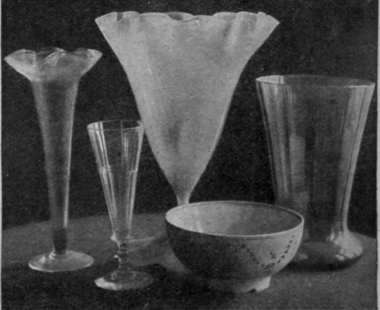 Suitable flower vases with wide mouths, so that the flowers bend outwards, and it is easy to get a mop in for cleaning purposes