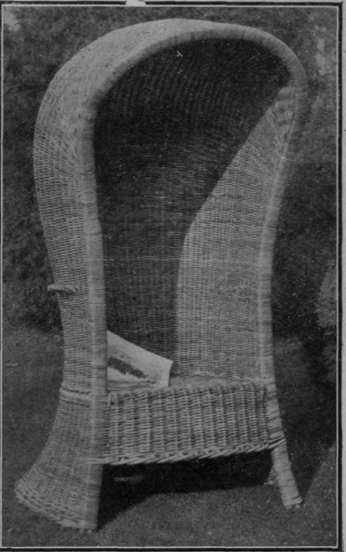 This chair is a copy of the Dutch beach chair. On account of its shape, it serves admirably as a wind screen