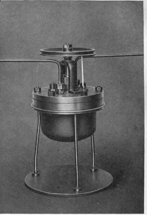 Fig. 36.   Cast iron autoclave with stirrer. Working pressure, 1 atm. Weight, 12 kg. Copper oil bath.